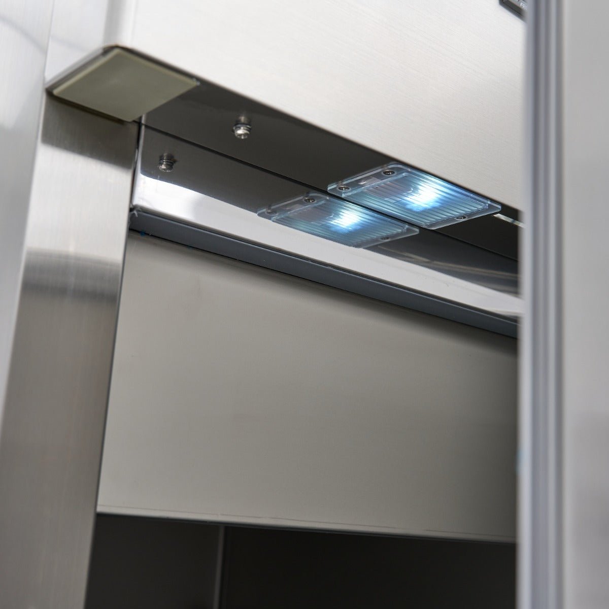 Maxima Fridge 600L on Wheels - 3 Adjustable Shelves (2/1 GN) - Stainless Steel - RVSVoordeel